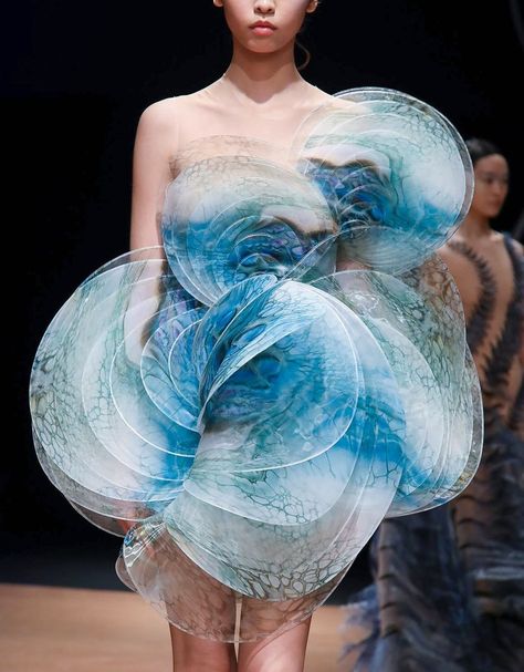 Iris van Herpen | Spring/Summer 2020 Iris Van Herpen Couture, Iris Van Herpen, Cat Walk, Fashion Images, Fashion Line, Fantasy Fashion, Couture Collection, Fashion Details, Costume Design