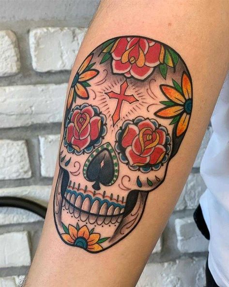 Caveira Mexicana: +60 desenhos para imprimir e colorir – Artesanato Passo a Passo! Candy Skull Tattoo For Men, Mexican Traditional Tattoo, Mexican Skull Tattoos, Candy Skull Tattoo, Spanish Tattoos, Tattoo Perna, Dead Tattoo, Mexican Tattoo, Sailor Tattoos