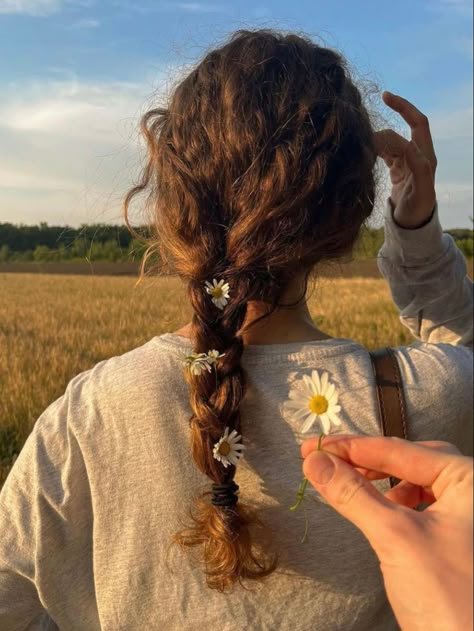 Summer Braids Aesthetic, Flower Hair Aesthetic, Suzie Core, Pretty Hair Aesthetic, Flowers In Braid, Daisies In Hair, Flowers In Hair Aesthetic, Flowers In Hair Photography, Flower Child Aesthetic