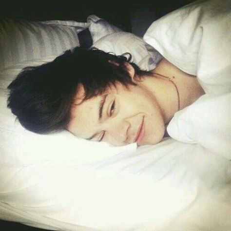 Harry Styles Sleeping, One Direction Fotos, Gambar One Direction, Harry Styles Imagines, Harry Styles Cute, White Sheets, Frat Boy, Harry Styles Wallpaper, Family Show