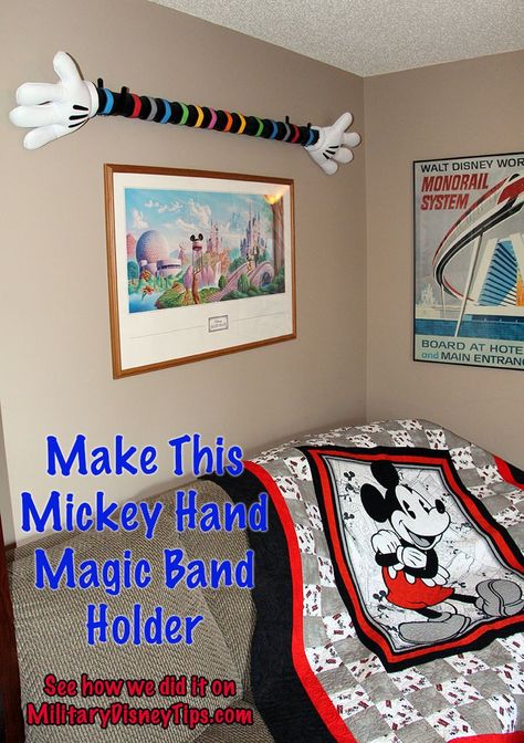 Instructions for making a Mickey Hand Magic Band holder Magic Bands Decorated, Disney Playroom, Mickey Mouse Hands, Hand Magic, Pics Of People, Disney Craft, Disney Quilt, Disney Room Decor, Disney Cute