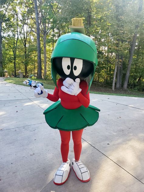 Cartoon Costumes Ideas, Creative Disney Costumes, Marvin The Martian Costume, Halloween Costume Hacks, Handmade Halloween Costumes, Clever Costumes, Clever Halloween, Cartoon Character Costume, Kid Friendly Halloween