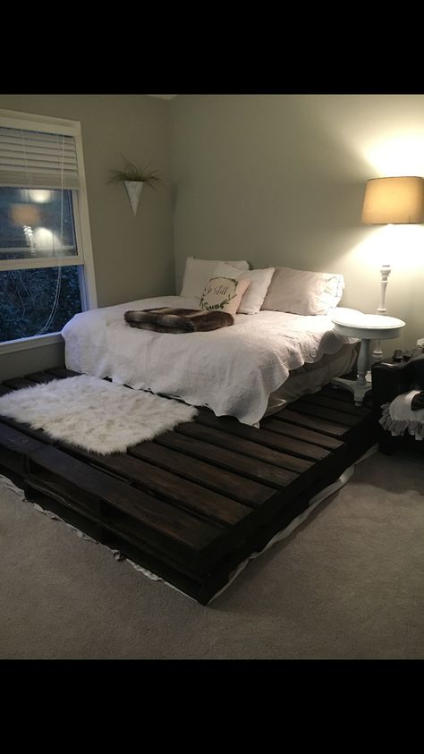 Rustic modern pallet platform bed created by www.millennialdesignsco.com Pallet Room Ideas Bedrooms, Pallet Bed Design Ideas, Pallet Under Bed, Bed With Pallets Platform, Wood Pallet Bed Frame Full, Full Pallet Bed Frame, Pallet Bed Small Room, Bedroom Ideas With Platform Bed, Pallet Furniture Bedroom Bed Frame