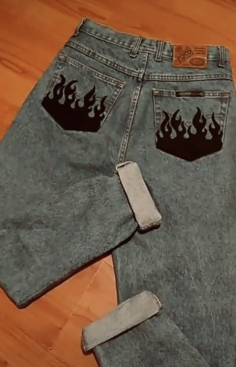 Black Jean Painting Ideas, Hand Painted Pants Ideas, Jeans Drawing Diy, Drawing On Jeans Ideas, Painted Pants Idea, Bleach Designs On Jeans, Custom Pants Ideas, Drawn On Jeans, Drawing On Pants