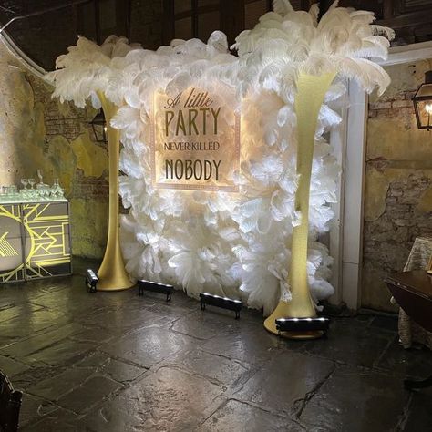 Top 10 Art Deco and Great Gatsby Wedding Ideas Feather Backdrop, Harlem Nights Theme, Great Gatsby Prom, Gatsby Birthday Party, Gatsby Party Decorations, Masquerade Party Decorations, Masquerade Prom, Great Gatsby Themed Party, Gatsby Wedding Theme