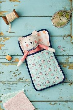 27+ Adorable Free Sewing Patterns for Stuffies, Plushies, Stuffed Animals and Other Felt and Fabric Toys- Sleepy Kitty Stuffy Pattern from Sew Style and Home Sleepy Kitty, Free Sewing Patterns, Sewing Stuffed Animals, Trendy Sewing, Beginner Sewing Projects Easy, Fabric Toys, Sewing Projects For Kids, Handmade Plush, Leftover Fabric