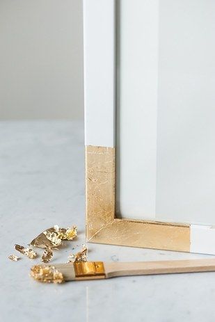 Apply gold leaf or metallic gold paint to the edges of boring frames to make photos pop. Oeil Photo, Diy Gold Leaf, Gold Leaf Mirror, Leaf Mirror, Abstract Techniques, Metallic Gold Paint, Mirror Frame Diy, Gold Leafing, Diy Gold