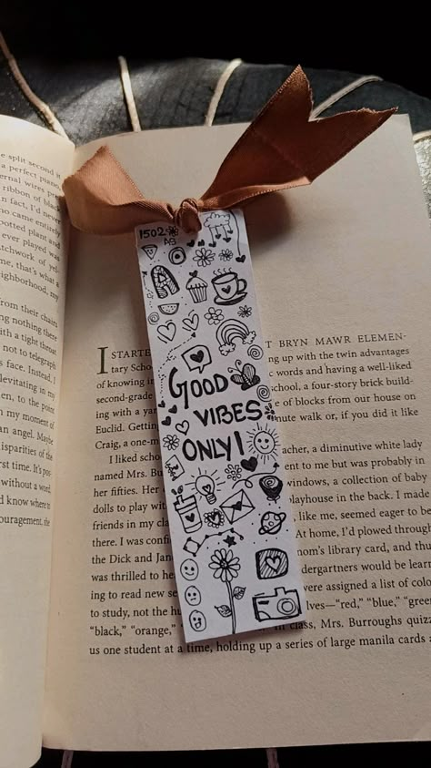 Doodle Art On Bookmark, Cute Drawing For Bookmark, Bookmark For School, Book Marks Drawing Ideas, Asethic Bookmarks, Homade Book Marks, Bookmark Ideas Aesthetic Quotes, Cute Anime Bookmarks, Doodle Art Bookmarks