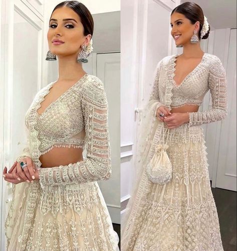 Ivory Lehenga Bridesmaid, Diwali Shots, Reception Dress Bride Indian Lehenga, Reception Dress Bride Indian, Indian Reception Dress, Reception Lengha, Wedding Lengha, Bridal Entry, Bride Reception Dresses