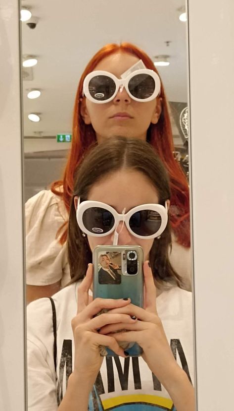 Ginger And Brunette Friends Aesthetic, Mirror Selfie Ideas, Cute Friend Poses, Bff Poses, Photo Recreation, Friend Pictures Poses, Best Friend Poses, Mirror Selfie Poses, Self Portrait Poses