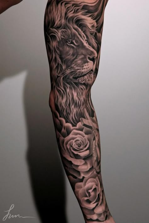 Men Flower Tattoo, Lion Tattoo Sleeves, Mens Lion Tattoo, Geniale Tattoos, Full Sleeve Tattoos, Full Sleeve Tattoo, Best Sleeve Tattoos, Sleeve Ideas, Tattoo Sleeve Designs