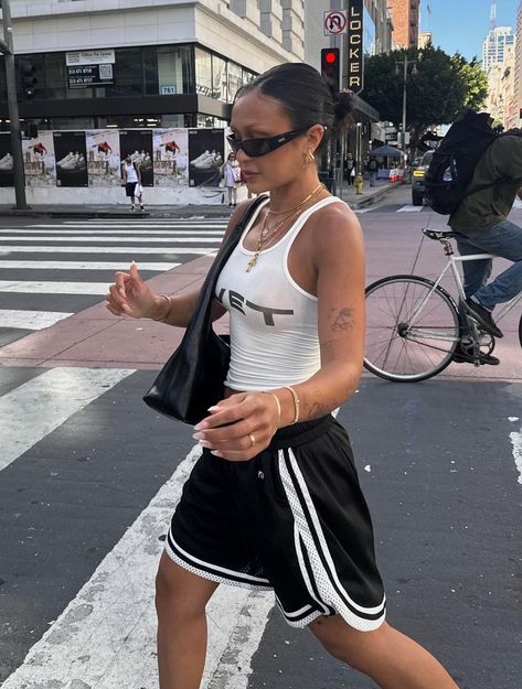 Early Summer Outfits, Summer Streetwear Outfits, Errands Outfit Summer, Hot Weather Outfits, Errands Outfit, America Outfit, Outfit Streetwear, Summer Shorts Outfits, Outfit Inspo Summer