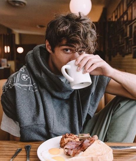 Man Drinking, Man Cafe, Male Portrait Poses, Noah Centineo, Mens Photoshoot Poses, Instagram Men, Portrait Photography Men, Men Photoshoot, Man Photography