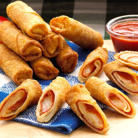 Pizza Logs Recipe, Pizza Logs, Deep Fried Pizza, Pizza Roll, Pizza Fries, Diy Pizza, Egg Roll Recipes, Roll Recipes, Food Log