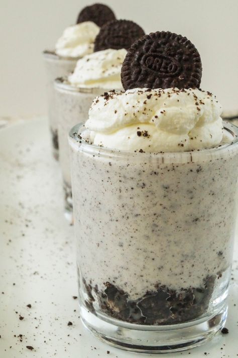 Cookies and Cream White Chocolate Mousse Cookies And Cream Mousse, Veronika Core, Cheesecake Cups Recipe, Oreo Mousse, Cookies And Cream Cheesecake, Dessert Mousse, Cheesecake Parfaits, Cream Cheesecake, White Chocolate Mousse