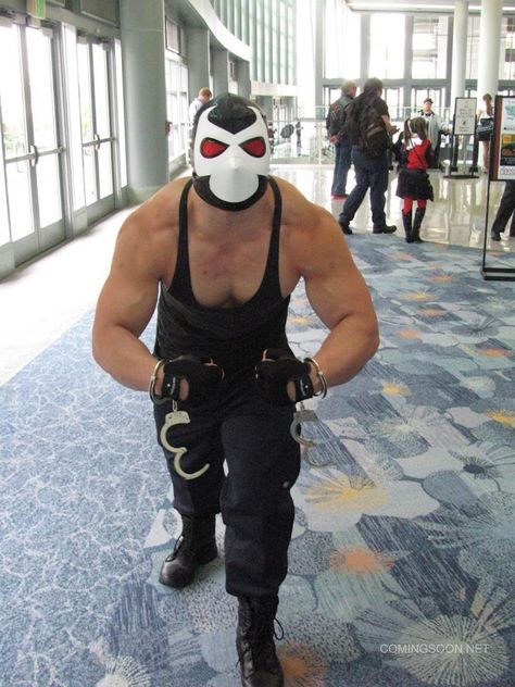 Classic Bane cosplay. Batman Vengeance, Bane Costume, Bane Cosplay, Pose Male, Batman Costume Diy, Bane Batman, Goal Motivation, Creative Cosplay, Hot Hero