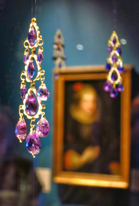 cheapside hoard | ... to see the cheapside hoard exhibition this is a mysterious collection Cheapside Hoard, Travel English, Jewelry Holders, King Henry, Medieval Jewelry, Travel Writer, High Jewelry, Antique Jewelry, Jewelry Pieces