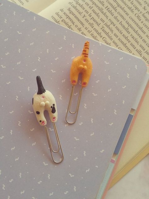 Clay Cat, Page Markers, Air Dry Clay Projects, Clay Diy Projects, Tanah Liat, Polymer Clay Diy, Polymer Clay Jewelry Diy, Two Cats, Cute Polymer Clay