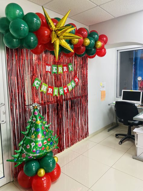 Christmas Party Venue Decorations, Christmas Decor Ideas Balloons, Family Christmas Party Ideas Decor, Christmas Party Decor Ideas, Christmas Party Friends, Plate Wall Display, Hosting Christmas Party, Giant Lollipop, Xmas Party Decorations