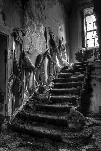 House Staircase, Creepy Houses, Black And White Photograph, Abandoned Mansions, 다크 판타지, Peeling Paint, Haunted Places, Place Of Worship, Old Building