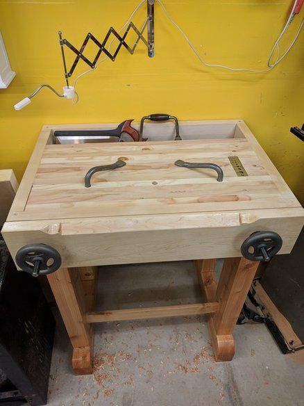 Joinery Bench with Benchcraft Moxon Vise and Lie-Nielson dowel plate Moxon Vise Plans, Small Workbench Ideas, Small Workbench, Moxon Vise, Workbench Designs, Workbench Plans Diy, Woodworking Bench Plans, Diy Workbench, Workbench Plans