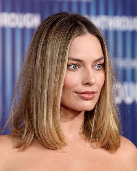 Margot Robbie Bob, Dark Blonde Long Bob, Margot Robbie Short Hair, Dark Blonde Lob, Dark Blonde Bob, Bangs Long Layers, Collar Bone Hair, Long Bob Hairstyles Blonde, Short Long Bob