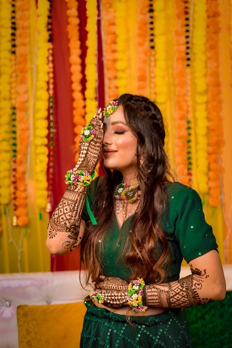 Mendhi Photo Pose, Mehandi Dulhan Pose, Mehndi Dulhan Poses, Girl Mehandi Shoot, Mehandhi Photoshoot, Mehandi Group Photos, Mhendi Photo Shoot With Friends, Dulhan Mehndi Pose, Mehdi Pose For Bride