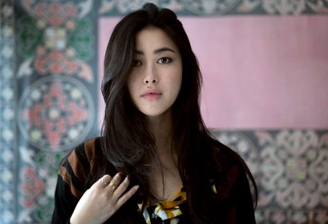 A former V.J. on MTV China, Zhu Zhu plays Kokachin, the Blue Princess, in “Marco Polo.” China Actress, Raima Sen, Mac Face And Body, Zhu Zhu, Beauty Regime, Latest Hd Wallpapers, Lots Of Makeup, Fashion And Beauty Tips, Face Forward