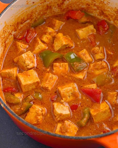 Easy 1-pot thai massaman vegan curry recipe with tofu - SecondRecipe Vegan Massaman Curry Recipe, Vegan Massaman Curry, Vegan Lo Mein, Recipe With Tofu, Vegan Naan, Massaman Curry Paste, Vegan Curry Recipes, Massaman Curry, Vegan Curry