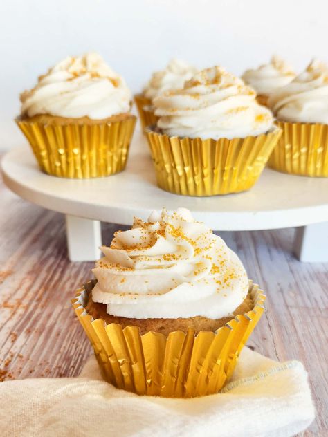 Gold Cupcakes Ideas, New Year's Eve Food Traditions, Golden Cupcakes, Champagne Buttercream Frosting, Italian Cream Cupcakes, Finger Foods Party, Nye Desserts, Champagne Cupcake Recipes, Champagne Buttercream