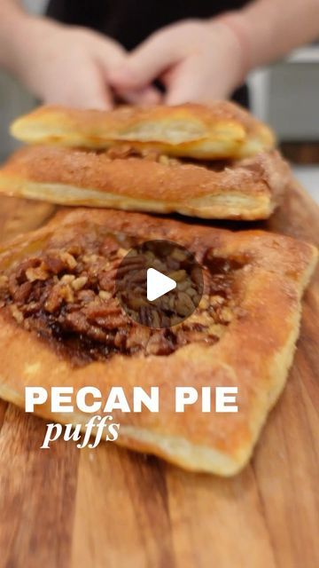 Pecan Pie Decoration, Pecan Pie Puff Pastry, Thanksgiving Dessert Tray, Recipes Using Puff Pastry, Pecan Pie Cookies, Powdered Sugar Icing, Pie Decoration, Baked Cakes, Pecan Tarts