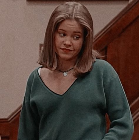 Full House Hairstyles, Dj Tanner Short Hair, 90s Pretty, Candance Cameron, Dj Tanner, 90’s Outfits, Best Jeans For Women, 90s Fits, Girls Short Haircuts