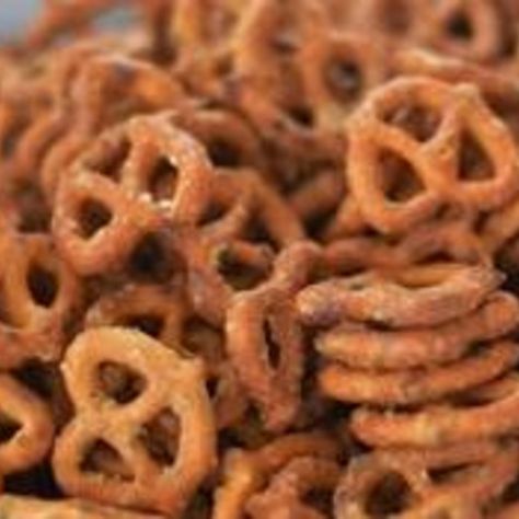 Fast snack that taste great. Bet you cannot eat just one! Comfort Baking, Baseball Food, Spicy Pretzels, Ranch Pretzels, Mustard Pretzels, Easy Homemade Snacks, Honey Mustard Pretzels, Seasoned Pretzels, Fast Snack