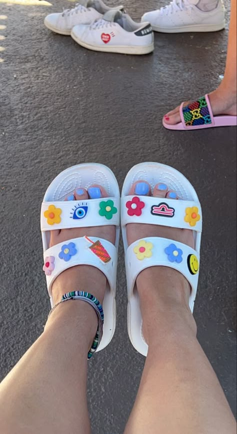 White Slide Crocs, Crocs Sandals Jibbitz, Crocs Sandals Aesthetic, Summer Slides Shoes, Croc Slides With Jibbitz, Sandal Crocs Aesthetic, Jibits For Crocs Aesthetic, Crocks Sandal, Aesthetic Crocs Jibbitz