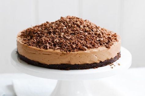 {toblerone cheesecake} Toblerone Cheesecake Recipe, Toblerone Cake, Toblerone Cheesecake, Toblerone Chocolate, Thermomix Recipes, Chocolate Cheesecake, Chocolate Almonds, Chocolate Desserts, Cheesecake Recipes