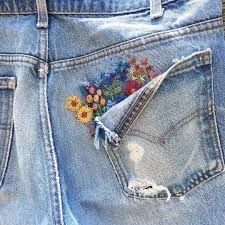 Artisanats Denim, Embroidery Jeans Diy, Jeans Embroidery, Clothes Embroidery Diy, Denim Embroidery, Denim Crafts, Embroidery On Clothes, Cute Embroidery, Sewing Embroidery Designs