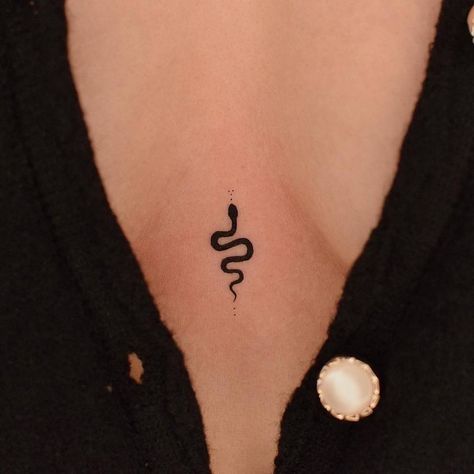 Black Snake Tattoo, Tattoo Sternum, Small Snake Tattoo, Tato Minimal, Snake Tattoo Design, Chest Tattoos For Women, Stylist Tattoos, Sternum Tattoo, Different Tattoos