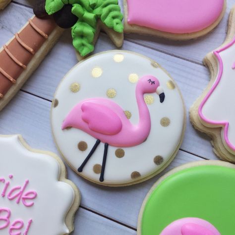 Flamingo Donuts Ideas, Flamingo Cookie Cake, Flamingo Baby Shower Cookies, Cookies Flamingo, Pool Party Royal Icing Cookies, Luau Cookies, Tropical Birthday Cake, Flamingo Cupcakes, Lila Party