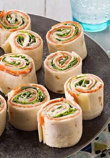 Recipes Using Flour Tortillas, Tortilla Appetizers, Pinwheel Sandwich Recipes, Recipes Using Flour, Canapes Faciles, Antipasto Appetizer, Spring Appetizers, Buffet Catering, Roll Ups Recipes