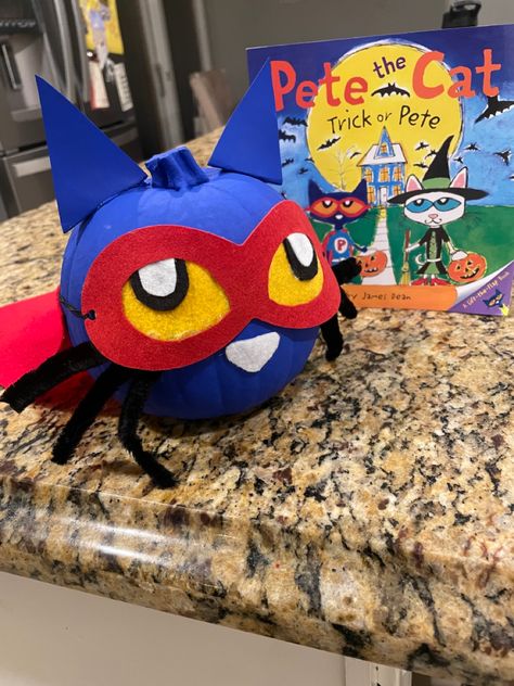 Pete The Cat Pumpkin Ideas, Pete The Cat Pumpkin Book Report, Pete The Cat Pumpkin Painting, Pete The Cat Trunk Or Treat, Pete The Cat Pumpkin Decorating, Pete The Cat Pumpkin, Character Pumpkins, Creative Pumpkin Painting, Pumpkin Books