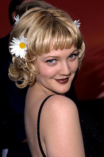 Vintage Oscars, Drew Barrymore Hair, Drew Barrymore 90s, Celebrity Bangs, Ashley Green, Soft Bangs, 00s Style, 00s Fashion, Short Curly Haircuts