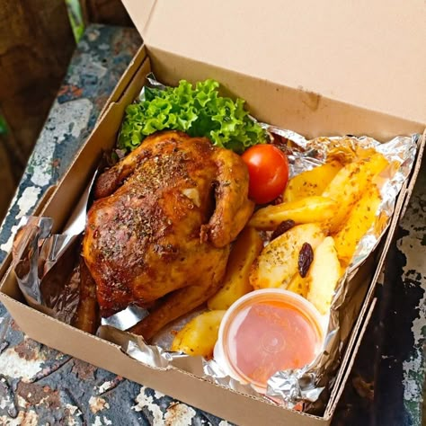 Food Delivery Packaging, Fast Chicken Recipes, Catering Food Displays, Cafeteria Food, Chicken And Chips, Chicken Menu, Chicken Shop, Ayam Bakar, Bistro Food