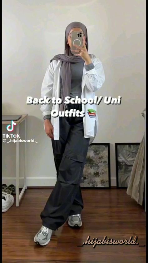 Hijab Parachute Pants, Modest Parachute Pants Outfit, High School Hijab Outfits, Hijabi Parachute Pants Outfit, Parachute Pants Hijab Outfit, Modest Cargo Pants Outfit, Uni Outfits Hijab, Muslim Teenage Outfits, Hijabi Uni Outfits