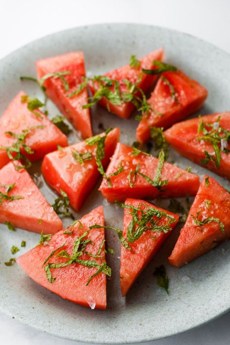 Salted Watermelon with Honey Mint Watermelon Dip, Watermelon Appetizer, Watermelon Drinks, Salad Watermelon, Watermelon Recipe, Watermelon Salsa, Fruit Recipe, Mint Salad, Watermelon And Feta