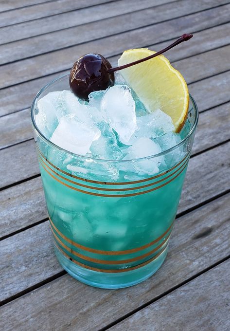 Margaritaville Fins Up Cocktail Recipe - Secret Copycat Restaurant Recipes Margaritaville Cocktails, Margaritaville Recipes, Carrabbas Recipes, Longhorn Steakhouse Recipes, Pineapple Margarita Recipe, Mcdonalds Recipes, Bbq Chicken Wings Recipe, Blueberry Margarita, Cocktail Recipes At Home