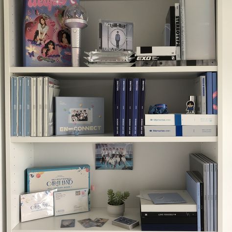 Kpop Albums Organization, Kpop Shelf Organization, Small Kpop Shelf, Blue Kpop Room, K Pop Shelf Ideas, Kpop Album Display, Kpop Shelf Aesthetic, Kpop Essentials, Kpop Shelves