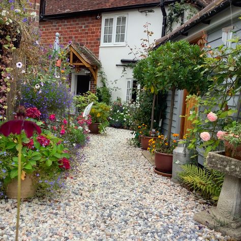 Vince’s Small Magical Garden - FineGardening Cottage Front Garden, Small English Garden, Small Magical Garden, Garden Furniture Ideas, Small Front Gardens, Small Garden Landscape, Small Courtyard Gardens, Courtyard Gardens Design, Small Backyard Gardens