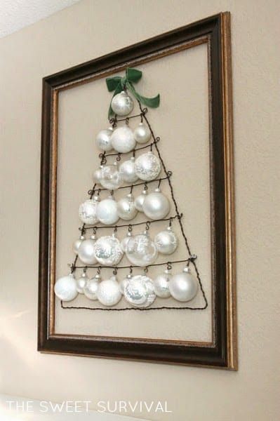 10 Creative Ornament Displays - Housewife Eclectic Ways To Display Ornaments, Christmas Ornament Display, Christmas Snowflakes Wreath, Display Ornaments, Easter Tree Ornaments, Easter Egg Tree, Alternative Christmas, Christmas Tree Art, Ornament Display