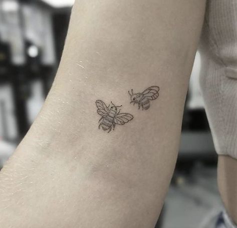 By bentim_martinez (instagram) Mother And Daughter Bee Tattoo, Two Bumble Bee Tattoo, Flying Honey Bee Tattoo, 2 Bumble Bee Tattoo, Two Bee Tattoo, Small Bee And Flower Tattoo, Mother Daughter Bee Tattoos, Three Bees Tattoo, Matching Bumble Bee Tattoo