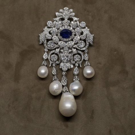 High Jewelry Aesthetic, Royal Jewelry Aesthetic, Bridal Diamond Necklace, Diamond Jewelry Set, Diamond Pendants Designs, Fancy Jewelry Necklace, Jewellery Design Sketches, Antique Jewellery Designs, Pearl Necklace Designs